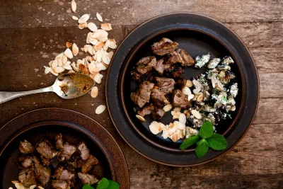 Agneau et aubergine grillés avec chutney de yaourt aux dattes