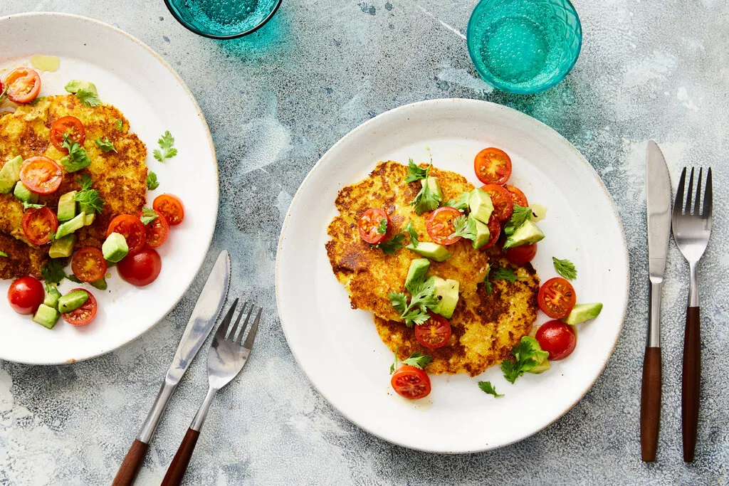 Arepas de choclo avec salade d'avocat