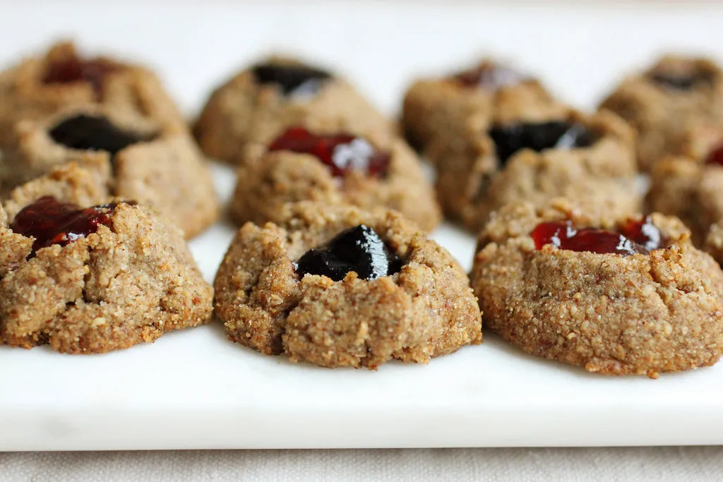 Biscuits à empreintes avec des noix grillées et des grains entiers