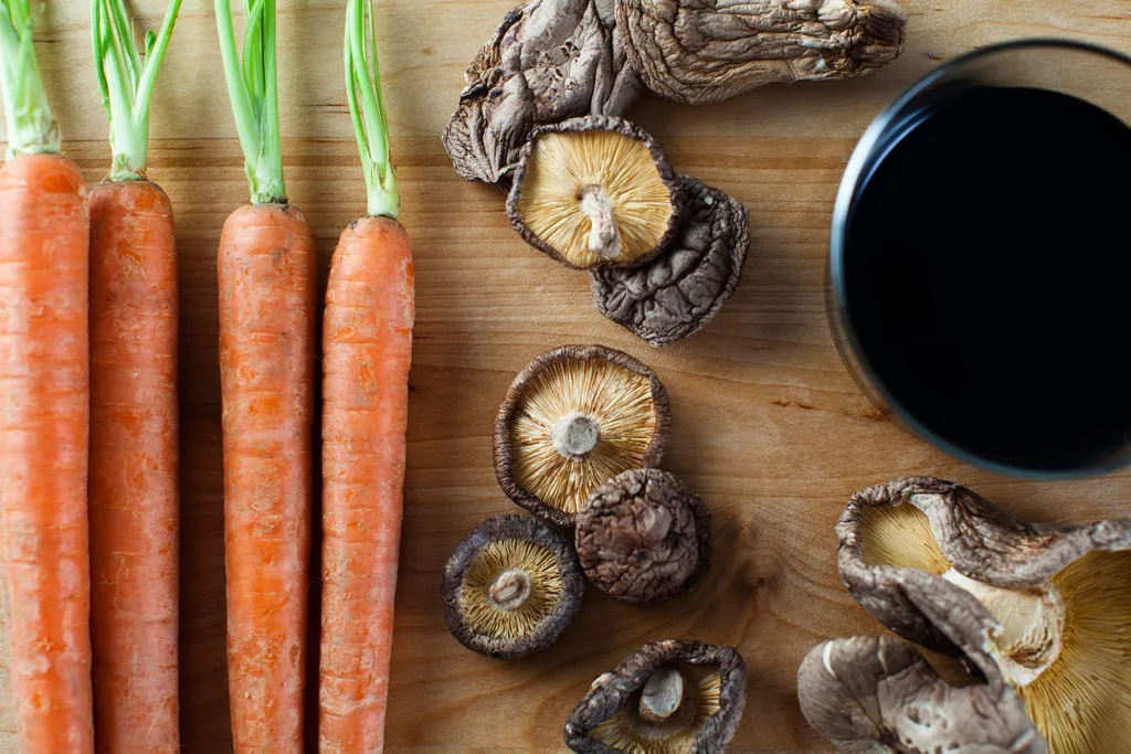 Boeuf braisé dans du vin rouge avec des champignons chinois