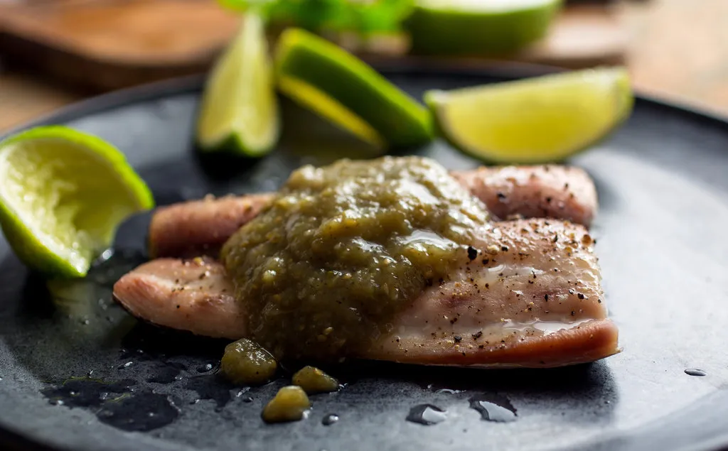 Cabillaud ou mahi-mahi cuit à la vapeur au four dans une salsa de tomatillo verte