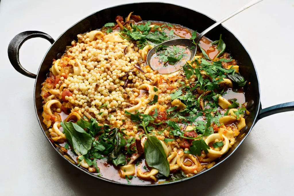 Calamars épicés avec fregola