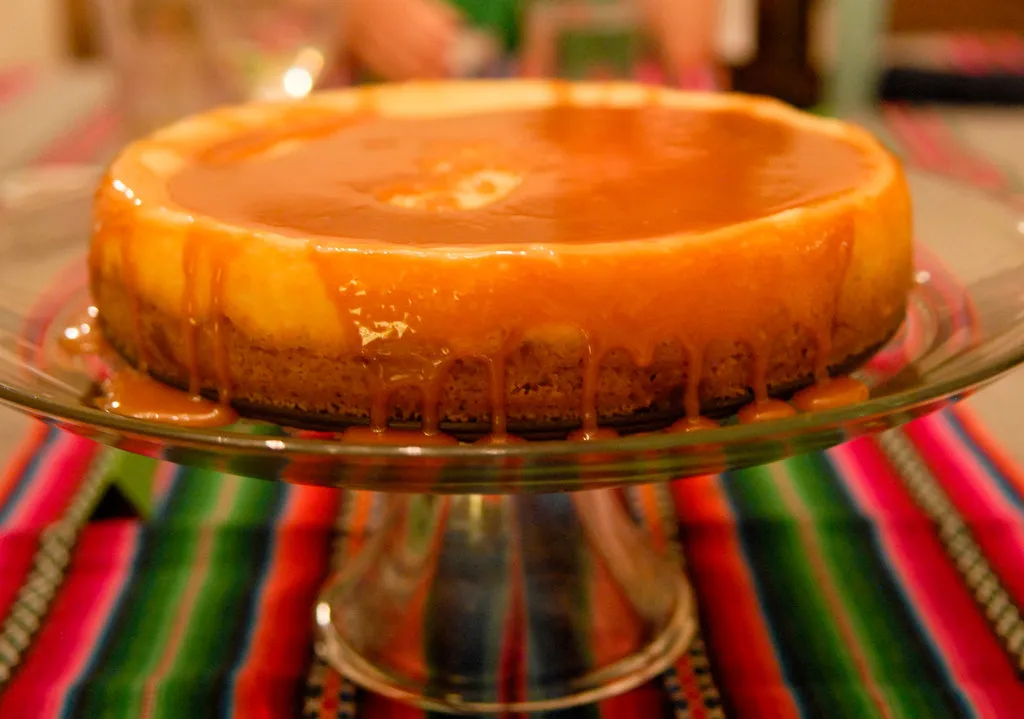 Cheesecake sans gluten aux noisettes avec glaçage au caramel salé
