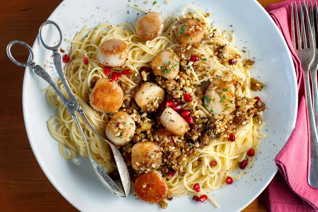 Coquilles Saint-Jacques avec sirop de grenade et sauce foriana