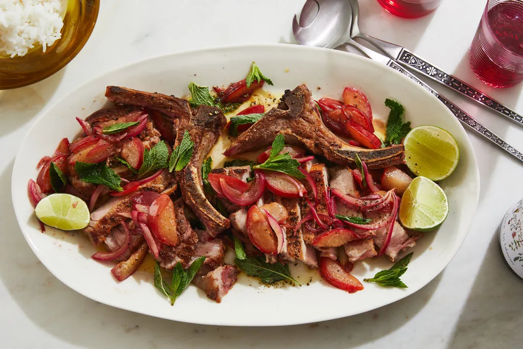 Côtelettes de porc avec des prunes salées