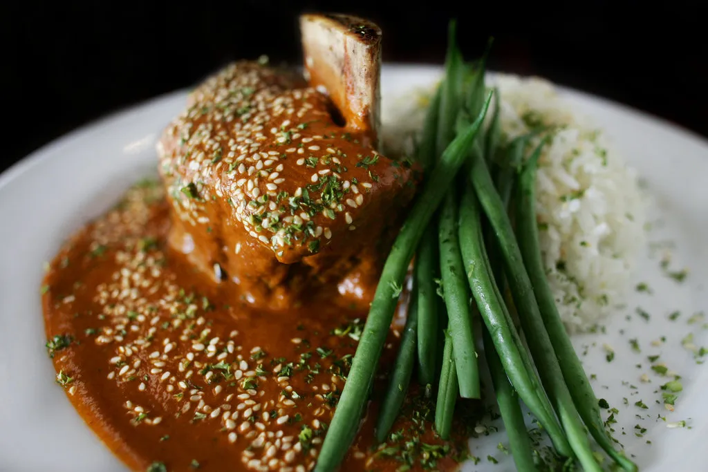 Côtes de boeuf avec mol coloradito