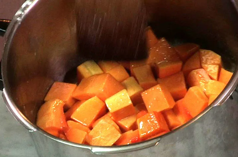 Courge à la pression avec miel et citronnelle