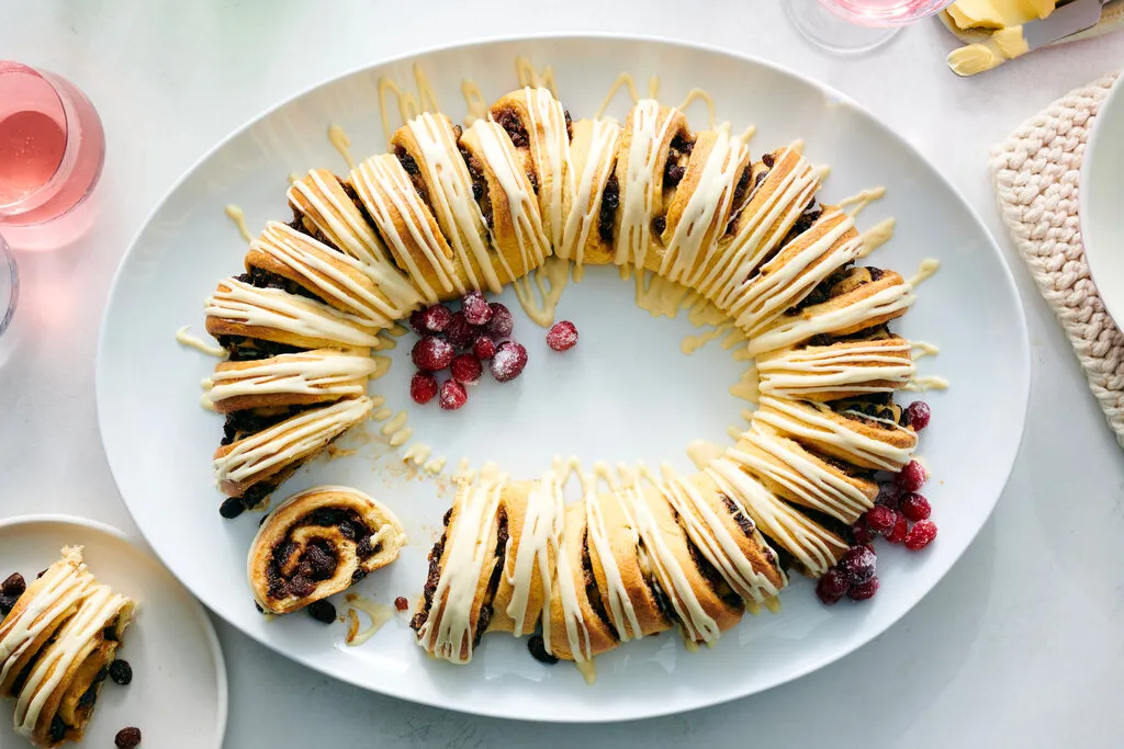 Couronne de rouleaux à la cannelle et raisins