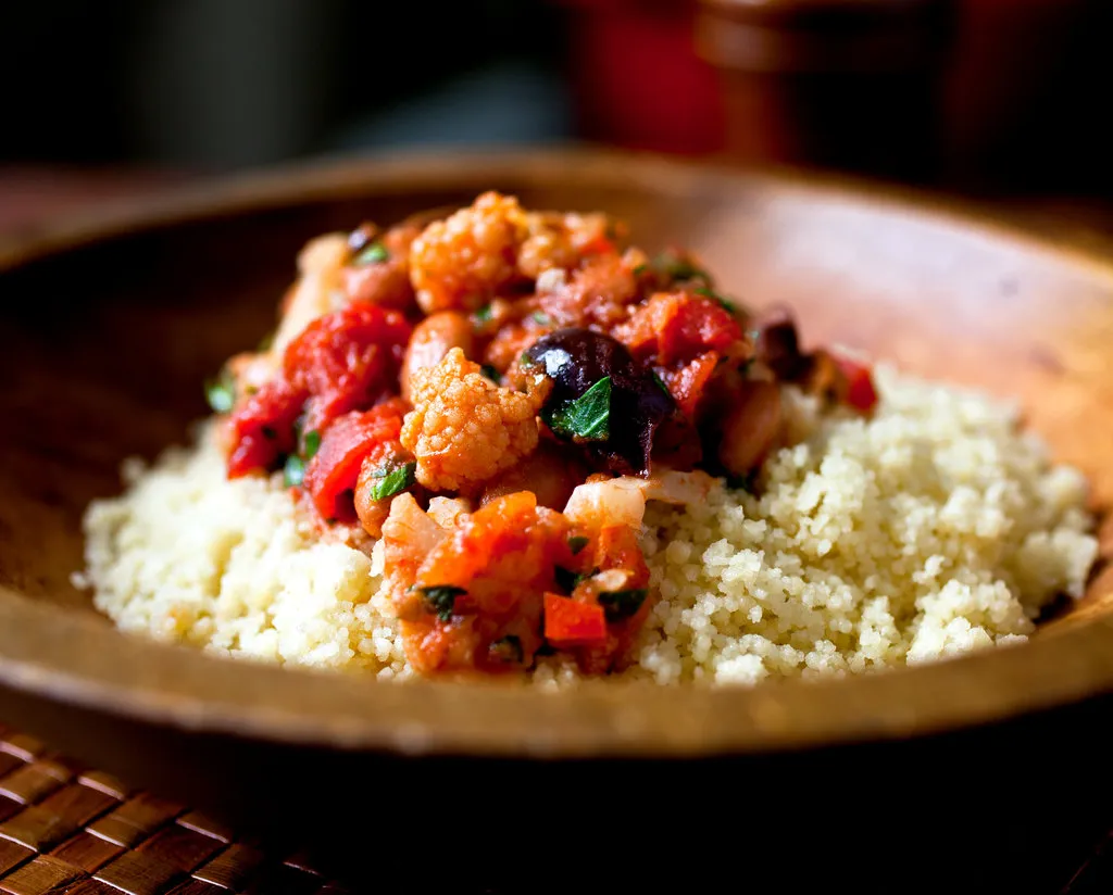 Couscous aux tomates, chou-fleur, poivrons rouges et olives