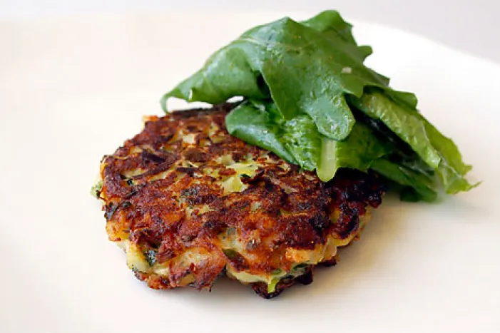 Crêpes de poireaux, pommes de terre et courgettes avec jeunes laitues