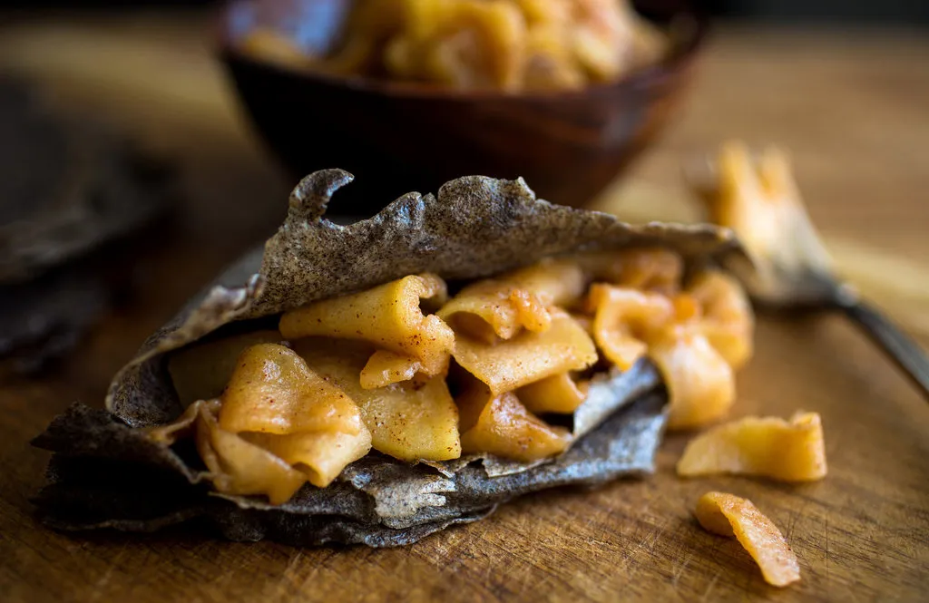 Crêpes de sarrasin avec des pommes caramélisées