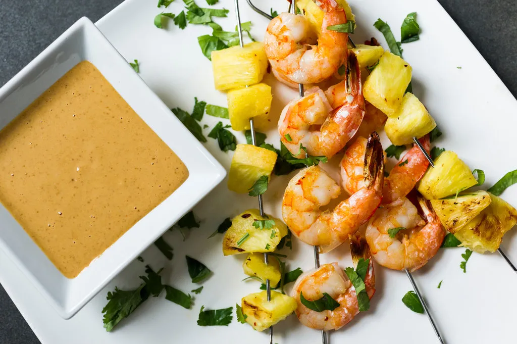 Crevettes rôties et ananas avec sauce aux cacahuètes