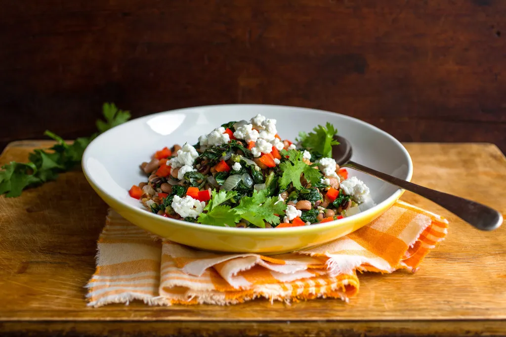 Farro ou bulgur avec des pois chiches noirs, des bettes et de la feta