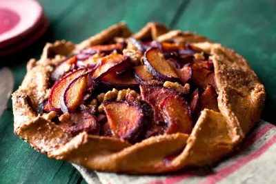 Galette aux prunes, amandes et orange