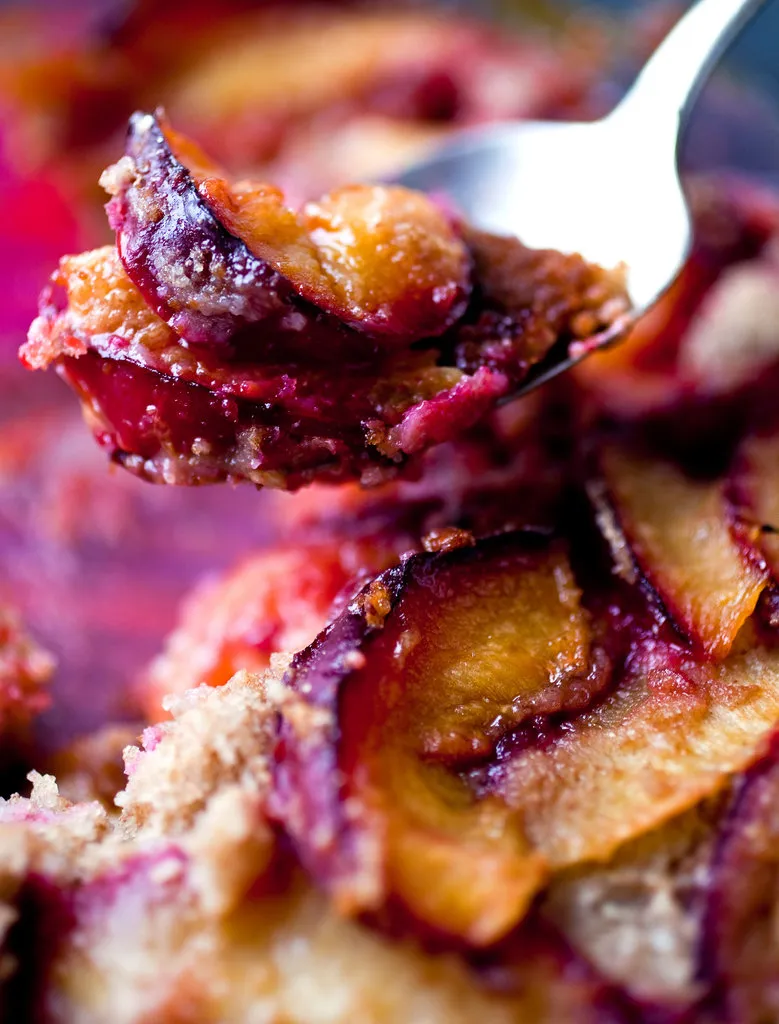 Gâteau aux prunes complet avec un croustillant