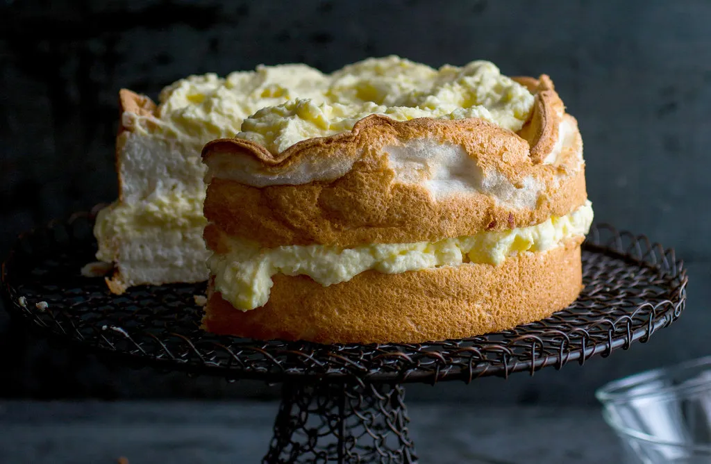 Gâteau des anges au citron avec de la crème de citron préservée