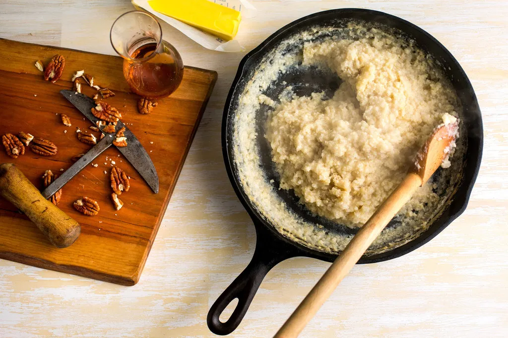 Grains cuits au four avec des pacanes et du sirop d'érable