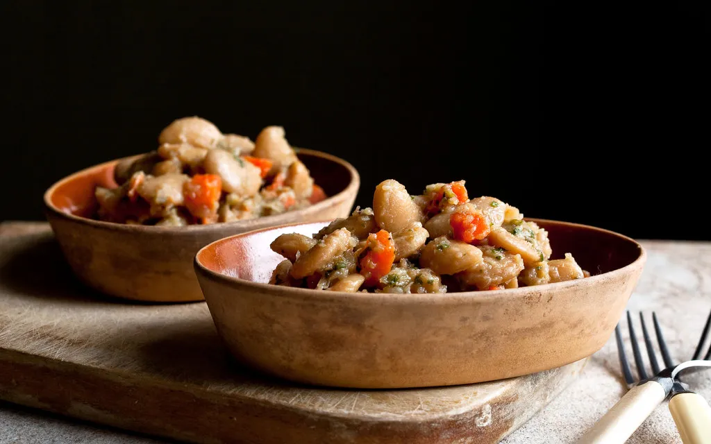 Haricots blancs géants cuits au four avec du chou