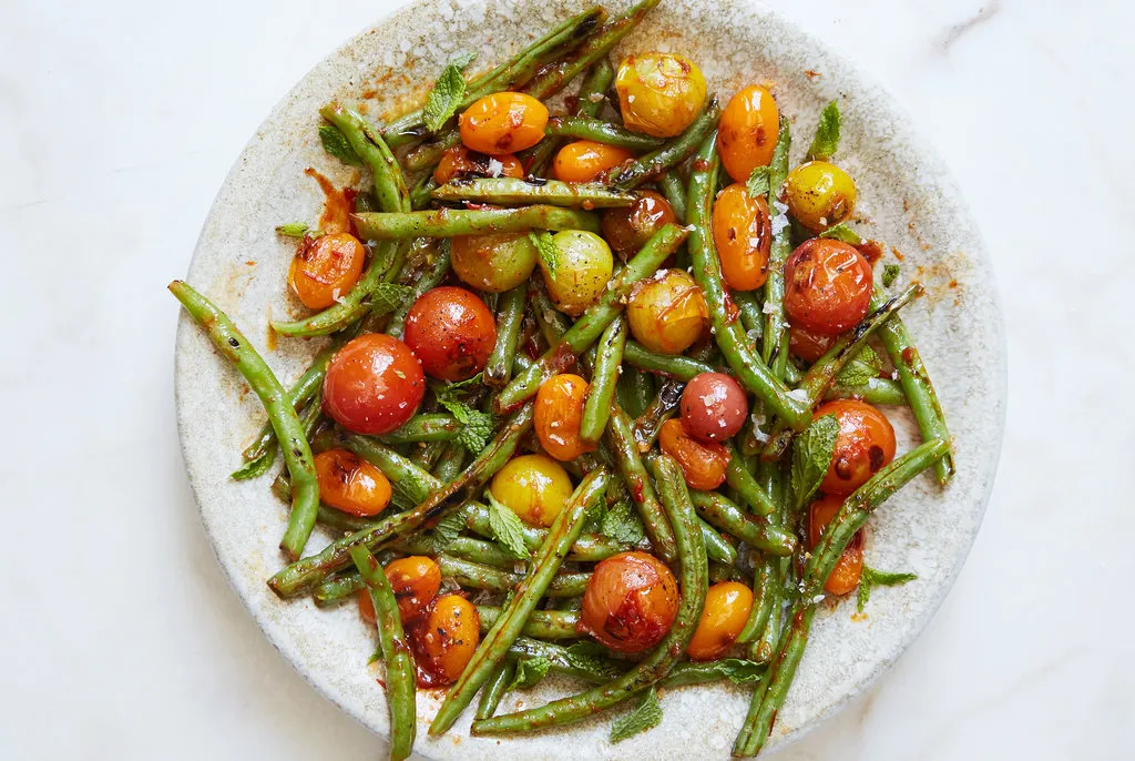 Haricots verts et tomates rôtis avec miel, harissa et menthe