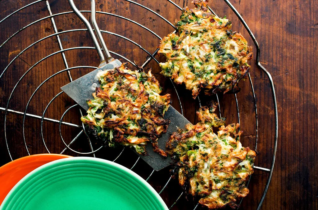 Latkes de chou, carotte et chou frisé violet