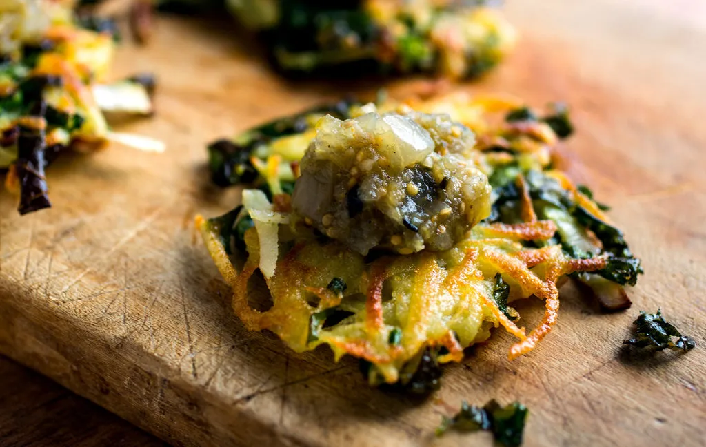 Latkes de poireau, chou frisé et pomme de terre