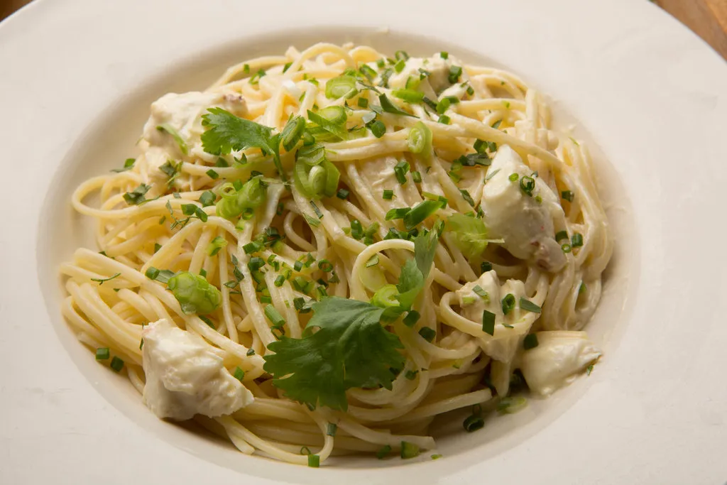 Linguine de crabe épicé avec crème fraîche à la moutarde et herbes