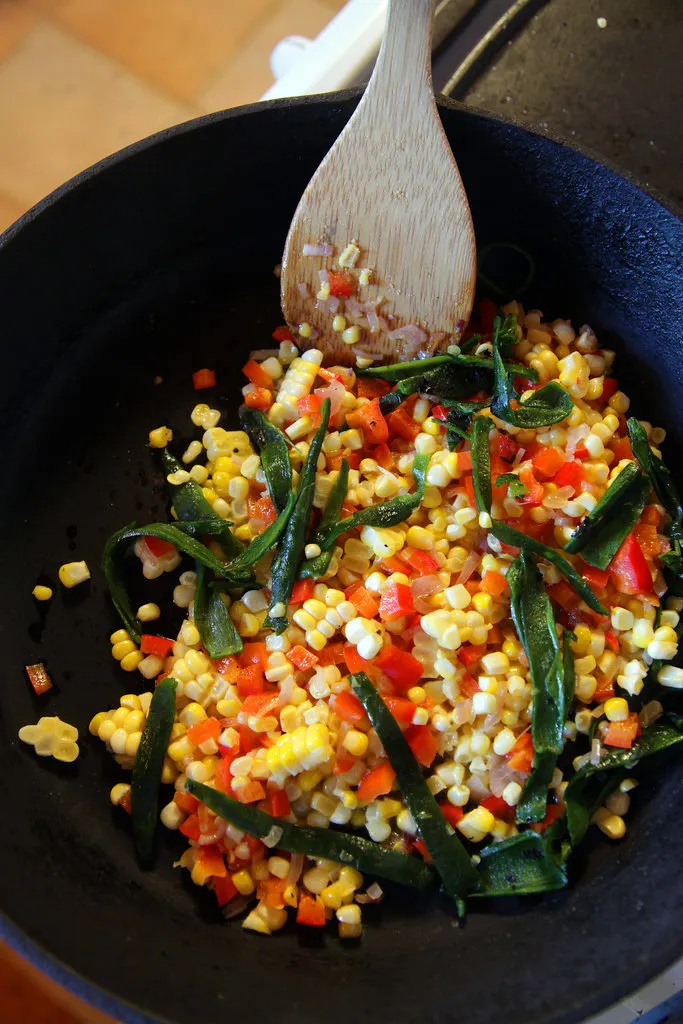 Maïs crémeux à la poêle avec des piments poblano