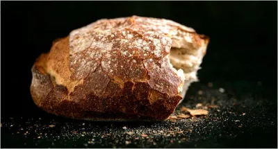 Pain cuit deux fois avec garniture de tomate