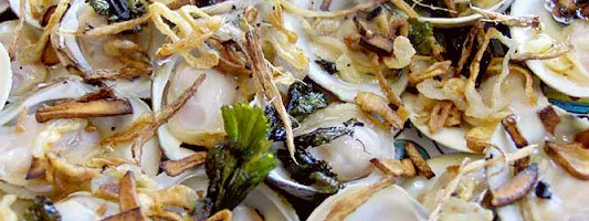 Palourdes avec coriandre frite, gingembre, ail et bacon