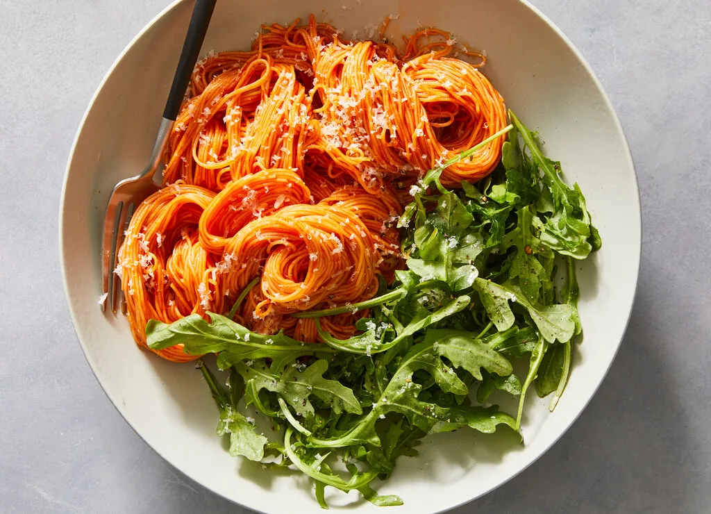 Pâtes aux tomates épicées avec roquette