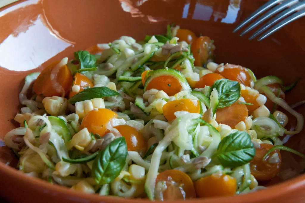 Pâtes de courgette avec tomates Sungold, maïs et graines de tournesol