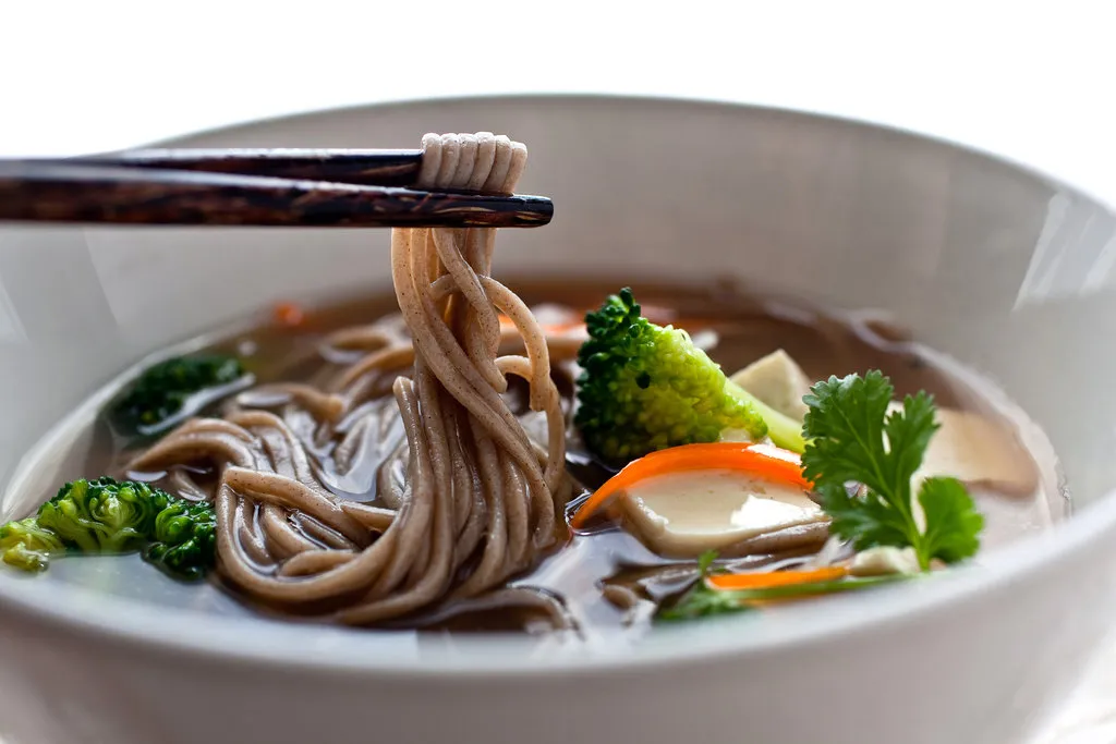 Pho aux carottes, navets, brocoli et tofu