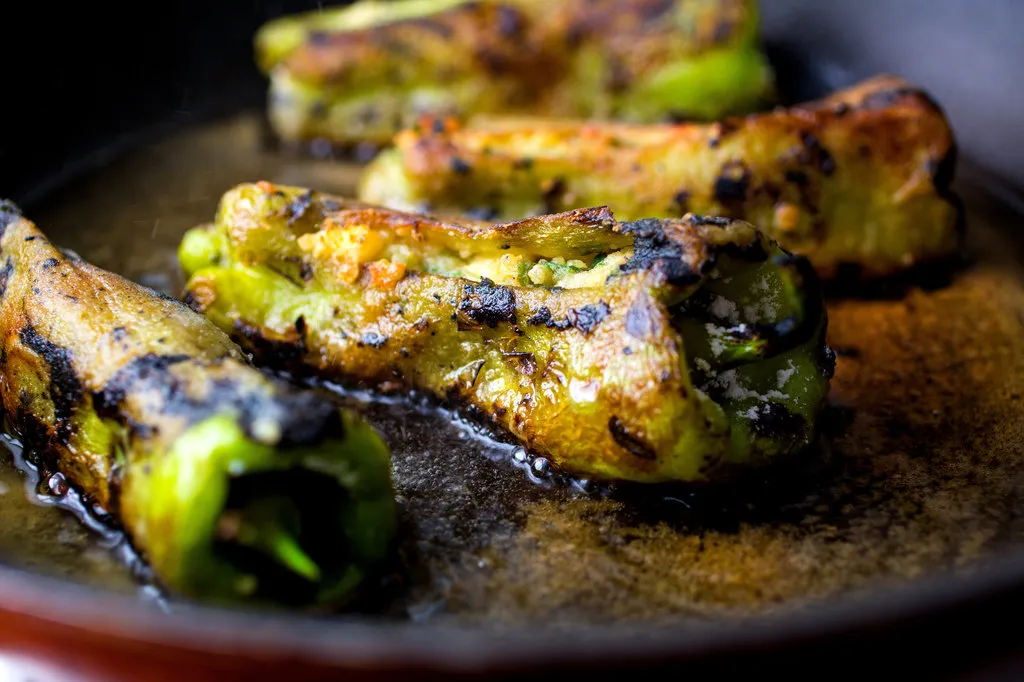 Piments frits farcis au feta et quinoa