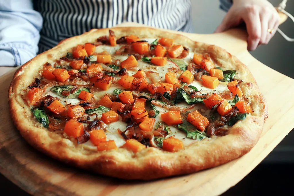 Pizza vegan avec pomme, courge butternut et oignons caramélisés