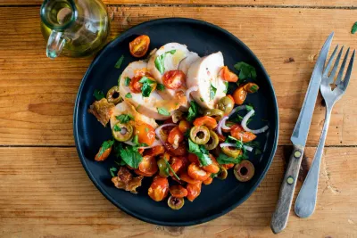 Poitrine de poulet pochée avec salade de persil et d'oignon