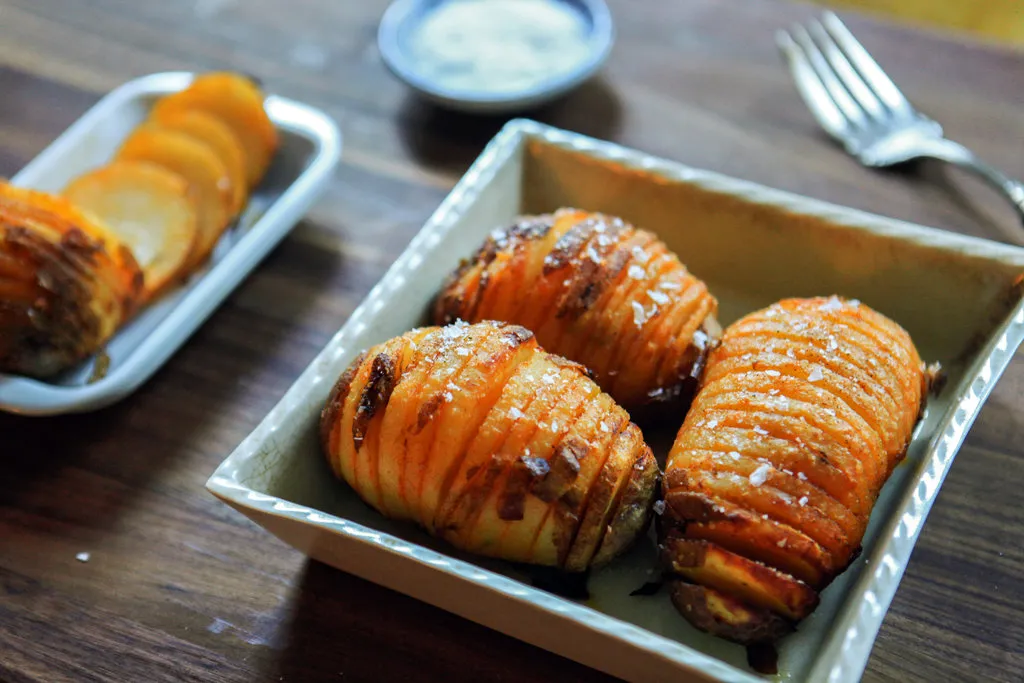 Pommes de terre Hasselback à l'huile d'ail et de paprika