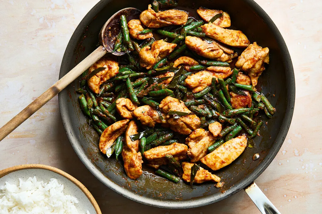 Poulet au curry rouge et haricots verts Pad Prik King