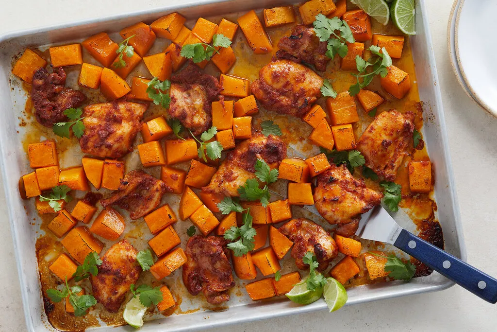Poulet au curry rouge sur plaque avec courge butternut