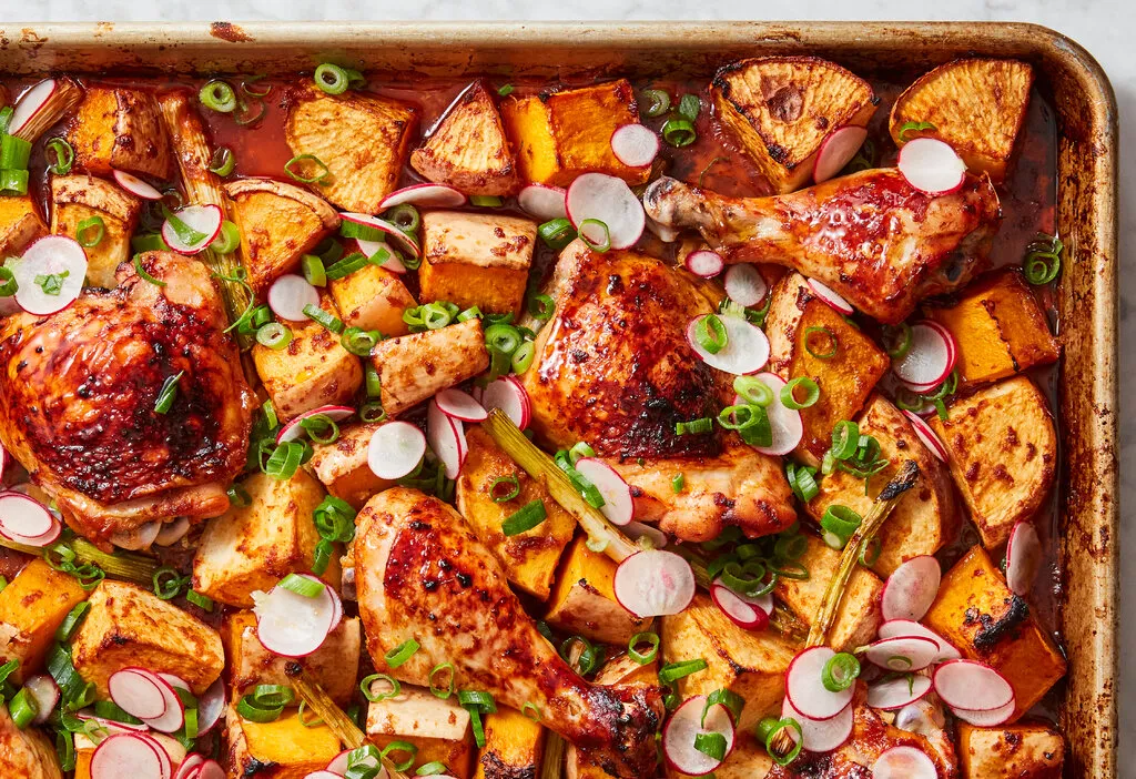 Poulet gochujang et légumes rôtis sur plaque