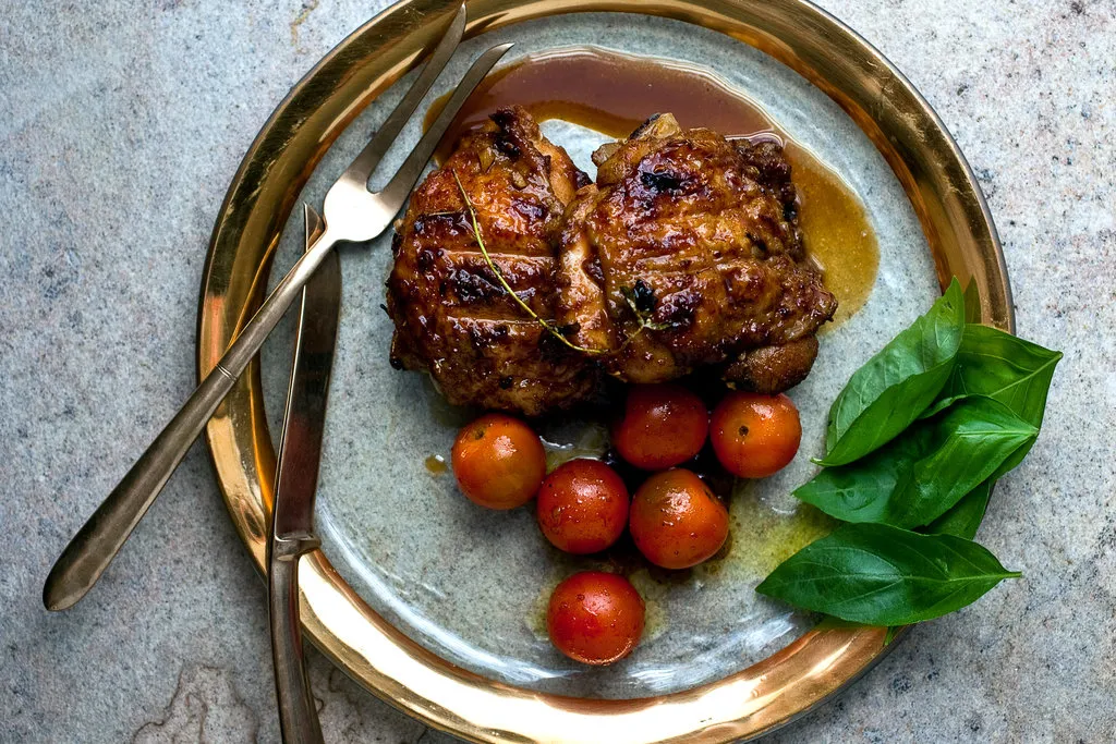 Poulet grillé glacé à la grenade avec salade de tomates