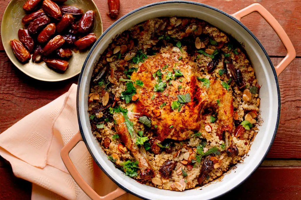 Poulet rôti avec couscous, dattes et amandes beurrées