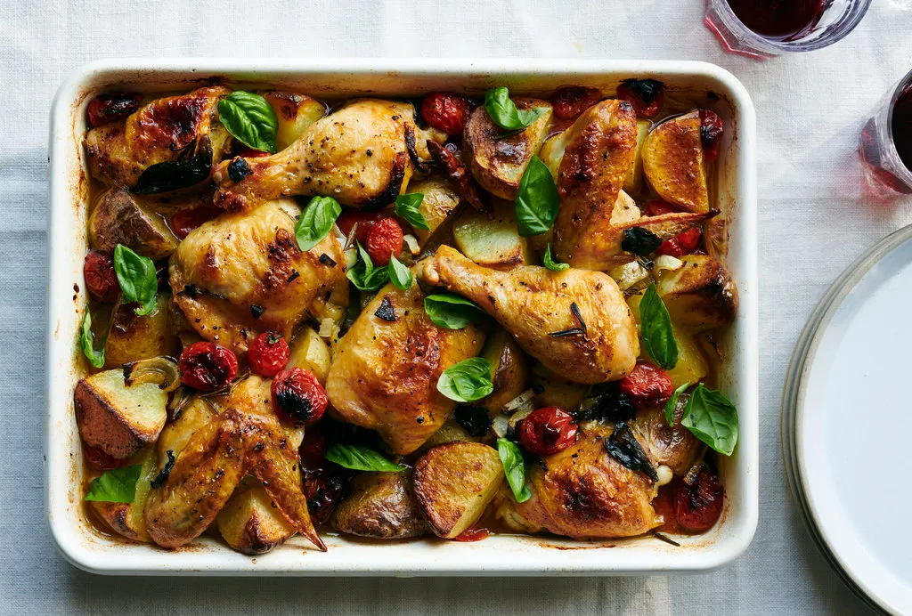Poulet rôti avec pommes de terre, tomates cerises et herbes