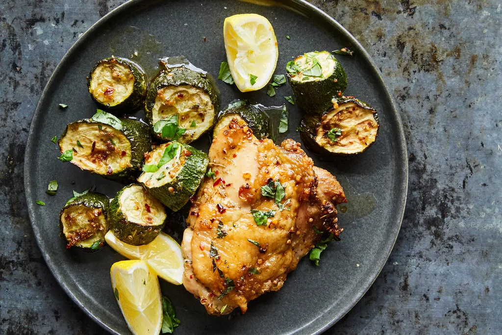 Poulet sur plaque avec courgettes et basilic