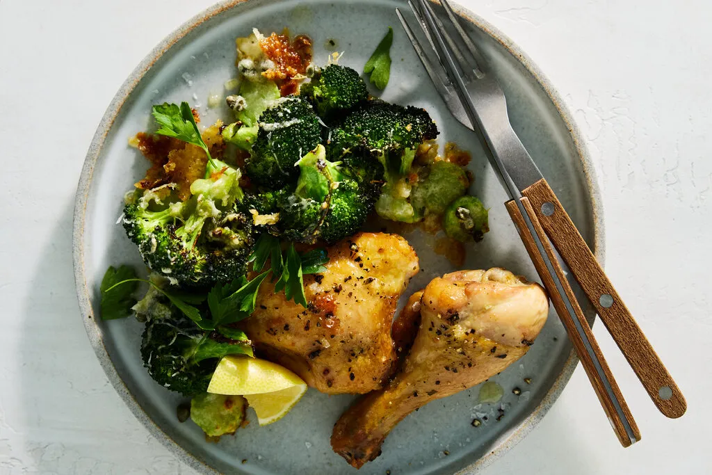 Poulet sur plaque et brocoli au fromage