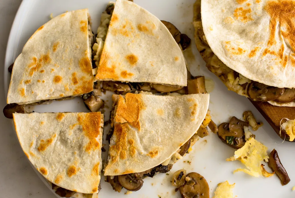 Quesadilla avec ragoût de champignons et chipotles