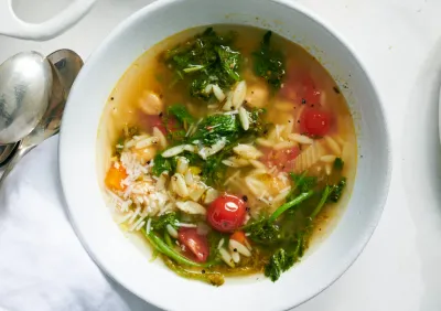 Ragoût de pois chiches avec orge et feuilles de moutarde