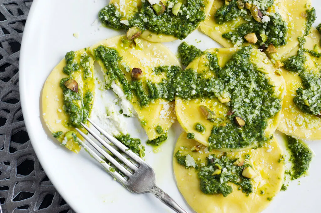 Ravioli à la burrata avec pesto de pistache
