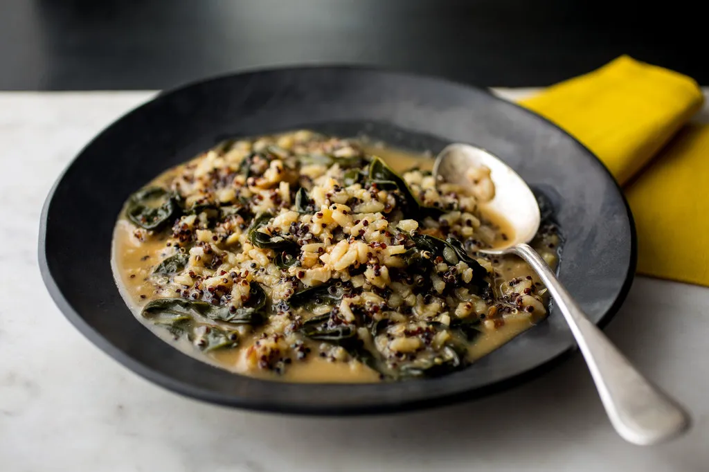 Risotto de grains mélangés avec chou frisé, noix et quinoa noir