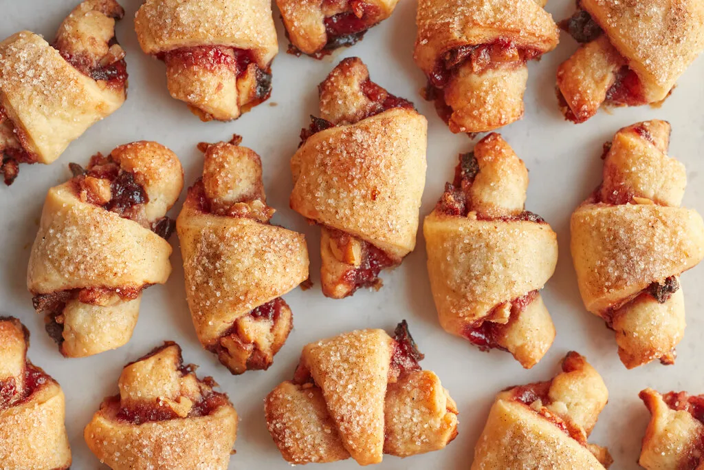 Rugelach aux cerises avec sucre à la cardamome