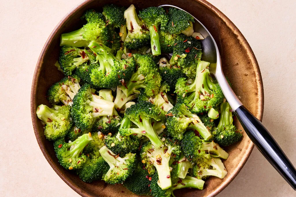 Salade de brocoli à l'ail et au sésame